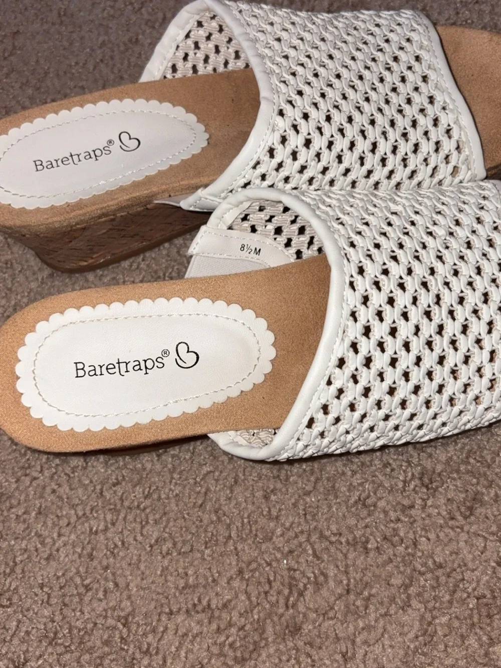 Baretraps Women's Flossey wedge sandals in white size 8.5 women’s NWOT